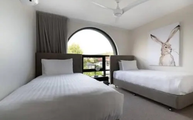 3 Story Townhouse In The Middle Of The City