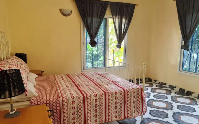 4 Bed House Sleeps 8 - Garden and Pets Welcome