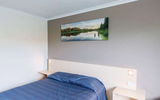 Morayfield Tavern & Motel