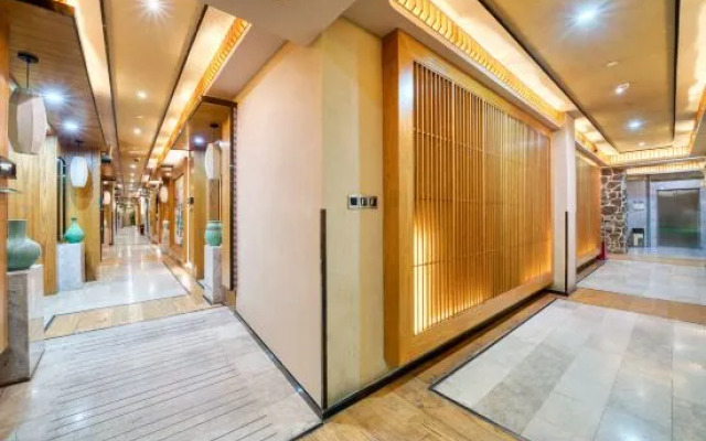 Elong Anyun Hotel (Shanghai Lujiazui Minsheng Road Subway Station)