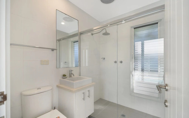 Sea Splash 75 Lorikeet Drive
