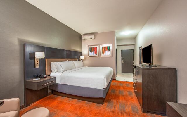 Holiday Inn Express & Suites Shawnee-Kansas City West, an IHG Hotel