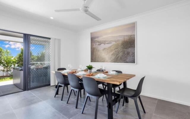 Modern Home with Private Spa and Fenced Garden