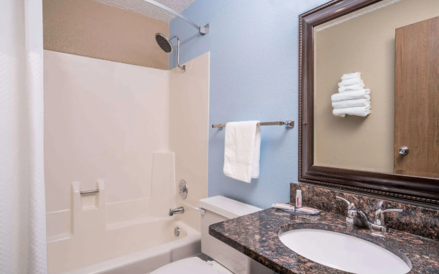 Super 8 by Wyndham Bismarck