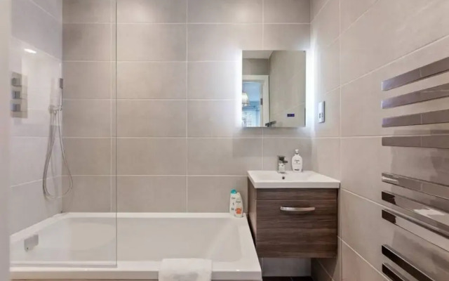 Contemporary 2bed&bath Apt W/patio in North London