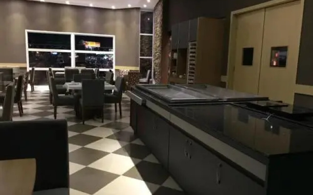 Hotel Oeste Plaza