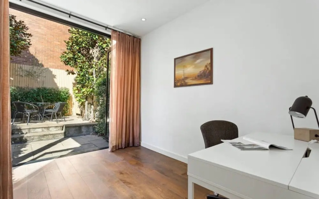 Traditional 2-bed Terrace House in Millers Point – Guest Rooms – Sydney