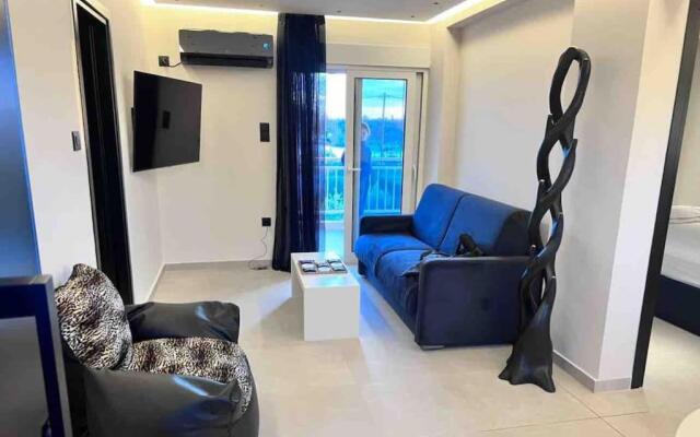 Lagonisi 2 bedroom luxury Apartment by the sea!