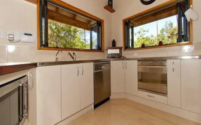 Treetop Oasis - Tairua Executive Holiday Home