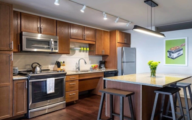 16th FL Bold CozySuites w/pool, gym, roof #4