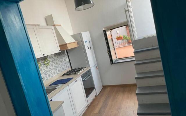 donna serena Aci Castello