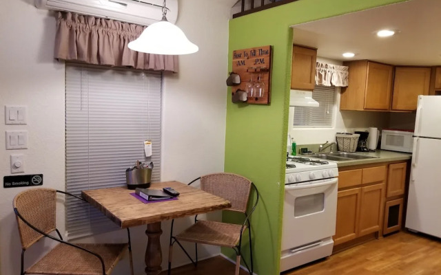 Mendelbaum Winery Guest Cabins