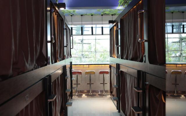 SNOOZE Capsule Hotel
