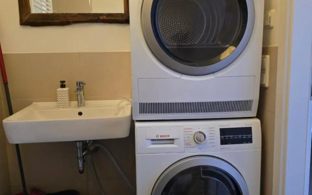 Luftiges Upcycling Studio im EG - Zentral