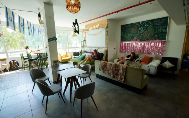 Jungle Jaffa Hostel Age 18 to 45
