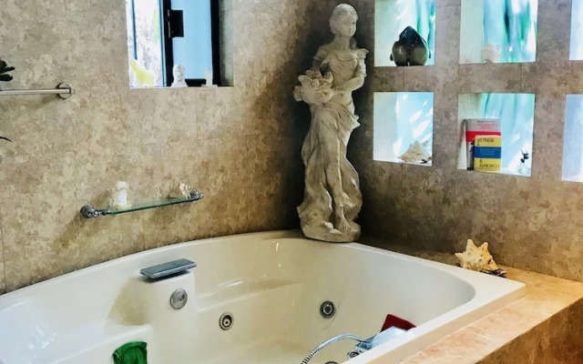 Room in B&B - Suite Jacuzzi Room in Stunning Villa Playacar Ii