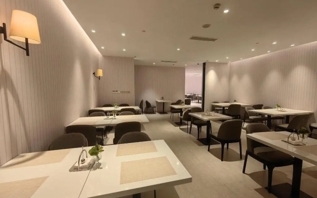 Home Inn Plus Shanghai Chifeng Road Metro Station