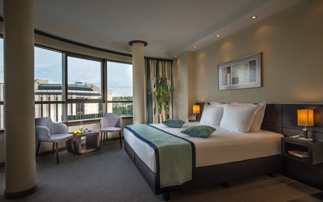 Rosslyn Central Park Hotel
