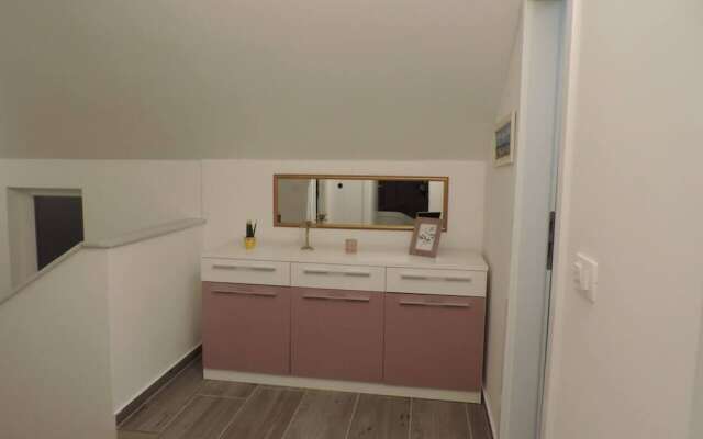 Luxurious 2-bed Appartment in Mandre With Pool