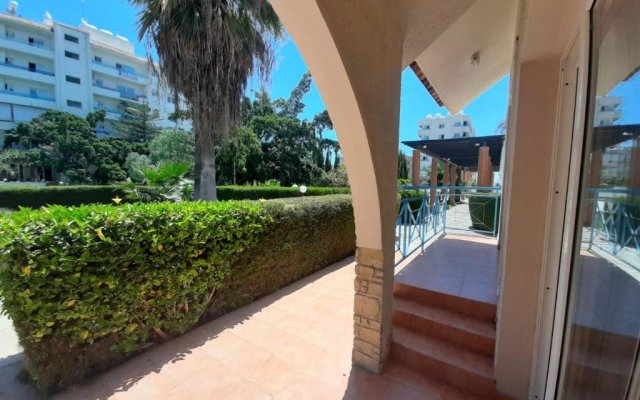 1bd in Palm Beach M1 with pool
