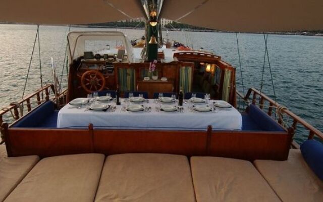 Plaghia Charter Boat&Breakfast