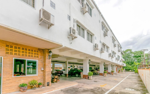 OYO 1161 Sathorn Mansion