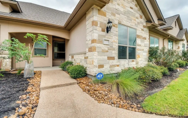 Gorgeous College Station Townhome w/ Patio!