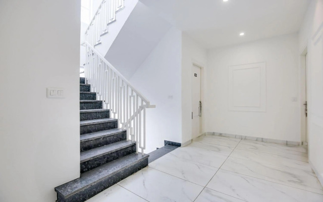 OYO Flagship 80590 Sky White House