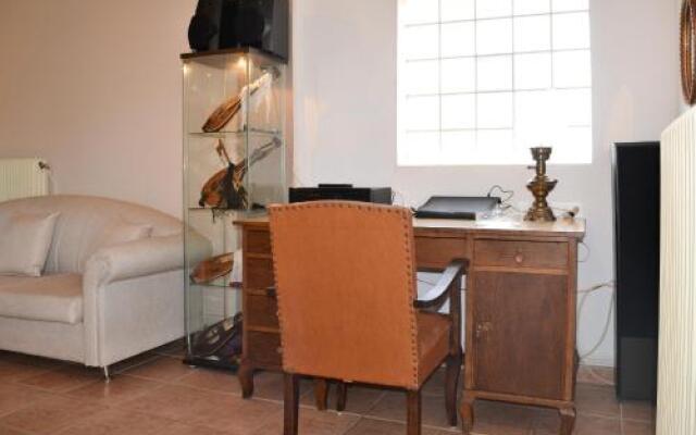Unwind in a Spacious flat with Gardens near Beach