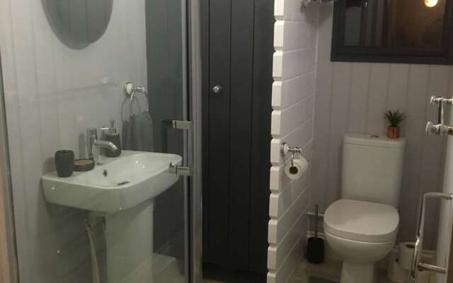 Secret Lodge by Cardiff Holiday Homes