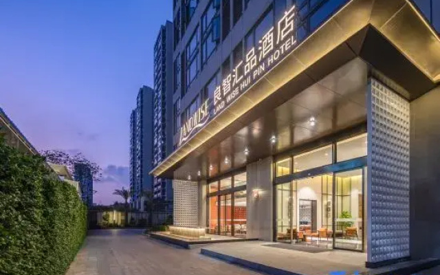 LiangZhi Huipin Hotel (Haikou Xiuying Exhibition Center)