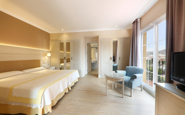 Отель Iberostar Waves Málaga Playa