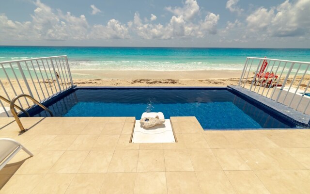 Private pool in beach front Villa