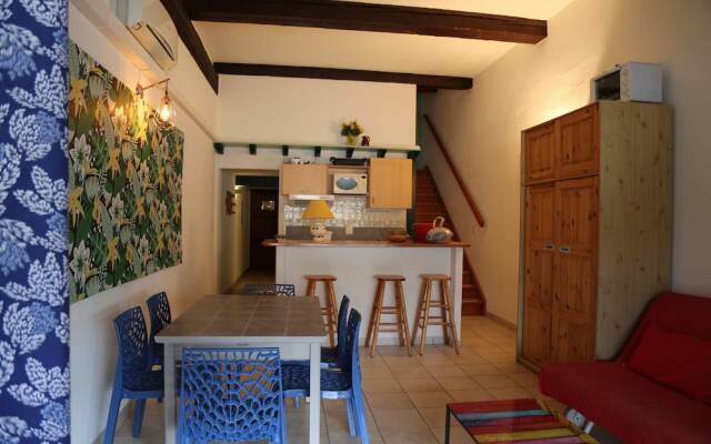 Les Pieds Dand L'Eau