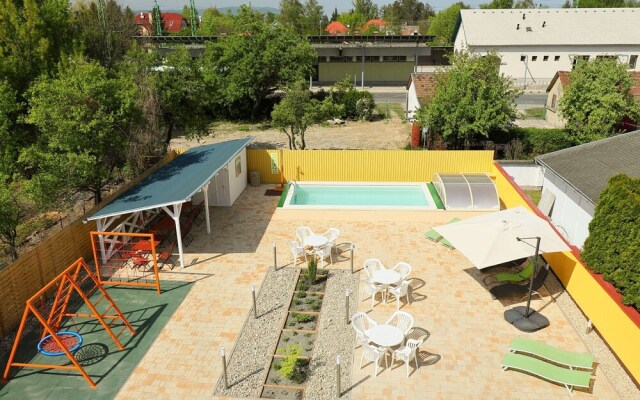 Amarillo 2 Balatonm Riaf rd