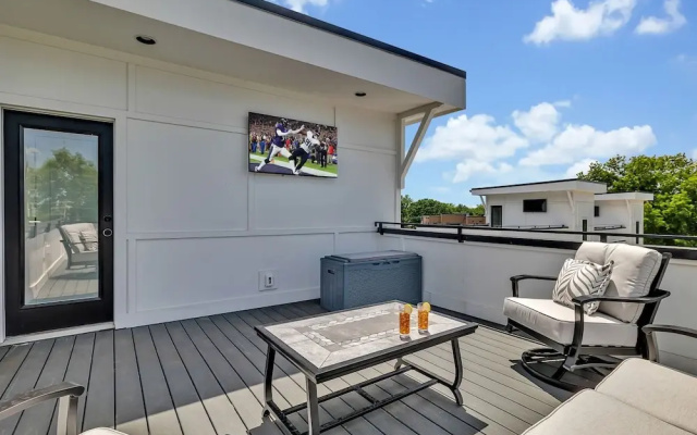 Bass - Private Rooftop - 8 Mins to Broadway