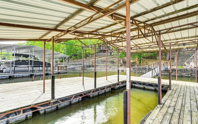 Waterfront Yard, Dock + Game Room: Linn Creek Home