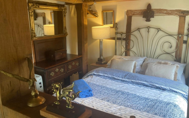 Little Pentre Barn with seasonal Swimming Pool