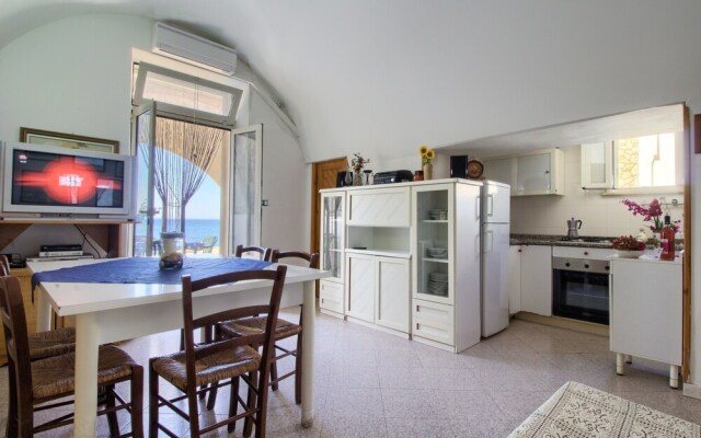 Lo Scalo, Front sea House