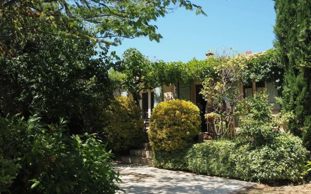 Cozy Vacation House With Pool, Vernegues