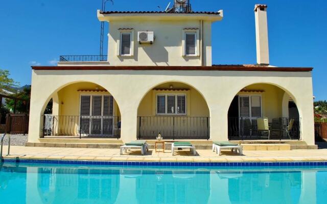 Villa Thornburry by Amy Villas