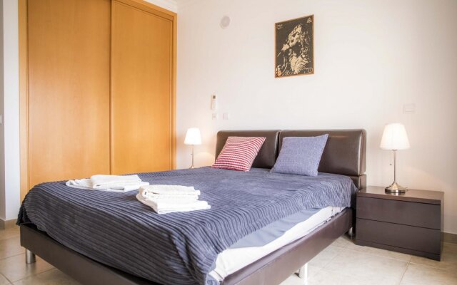 C02 - Luxury 3 Bed With Pool View