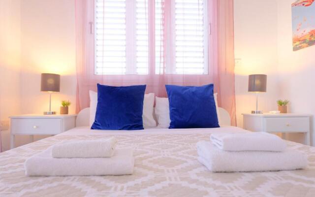 Nissini Blanco, 3 bedroom villa with private pool, 5 min to the beach