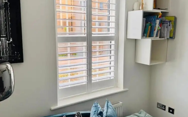 High END Spacious 4 Bed House - Free Parking