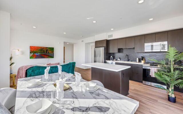 Luxury Apartment in Hollywood