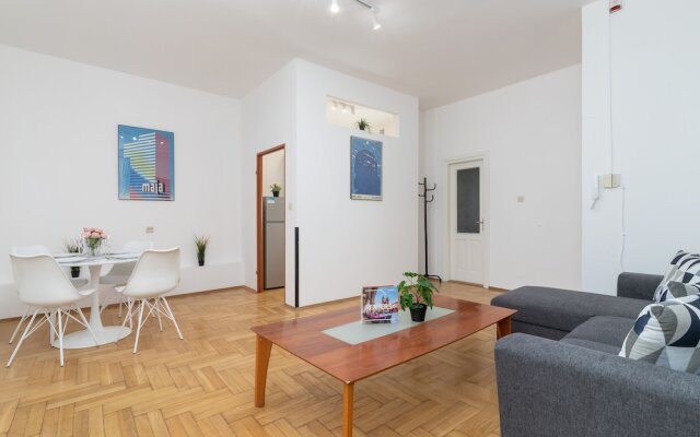 Krakow Main Square Apartment by Renters