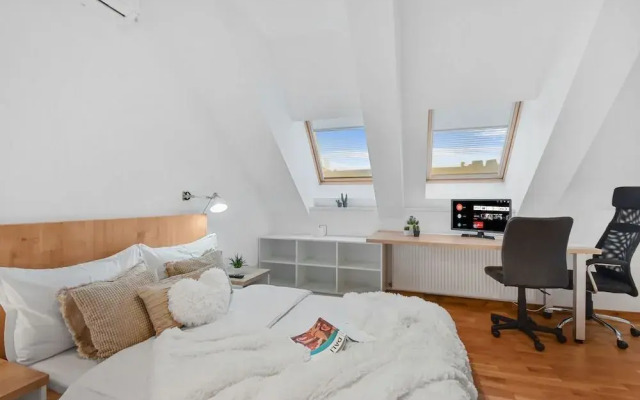 Attic Studio near Carol Park