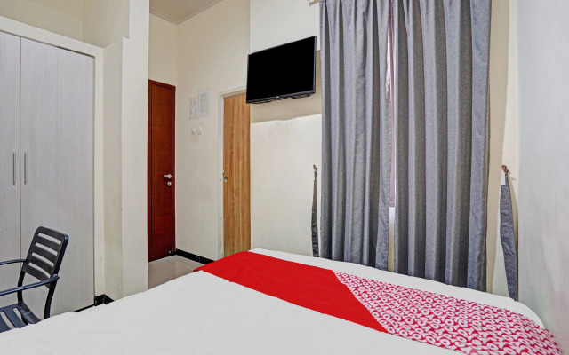 OYO Flagship  90789 Genteng Residence