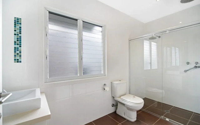 Sea Splash 75 Lorikeet Drive