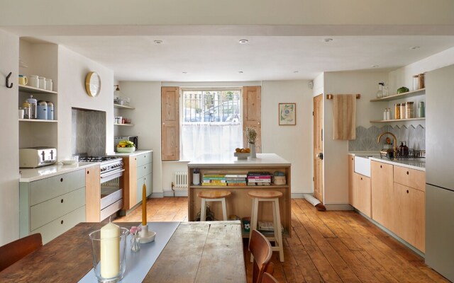JOIVY Stylish 2-Bed House W/ Private Garden In Hackney